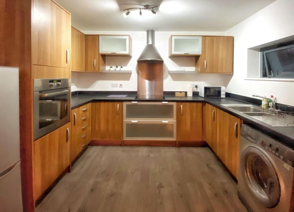 סוואנסי Japanese Style Muji Two-Bedroom Apt מראה חיצוני תמונה